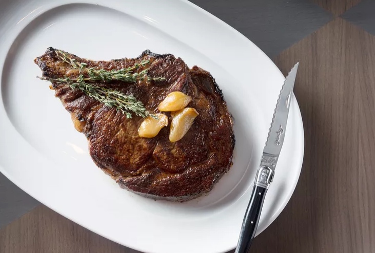 Mastering the Art of Cooking a Steakhouse-Quality Steak at Home