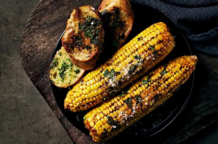 Fresh Sweet Corn on the Cob: A Summer Delight